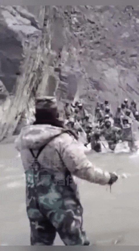 英雄团长祁发宝拿着颅骨模型的照片曝光,再看他头上的伤痕,令人心疼!休闲区蓝鸢梦想 - Www.slyday.coM 英雄团长祁发宝拿着颅骨模型的照片曝光,再看他头上的伤痕,令人心疼!休闲区蓝鸢梦想 - Www.slyday.coM