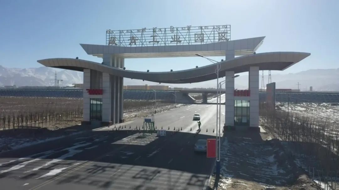 大约半个小时的时间便能够抵达藏青工业园区