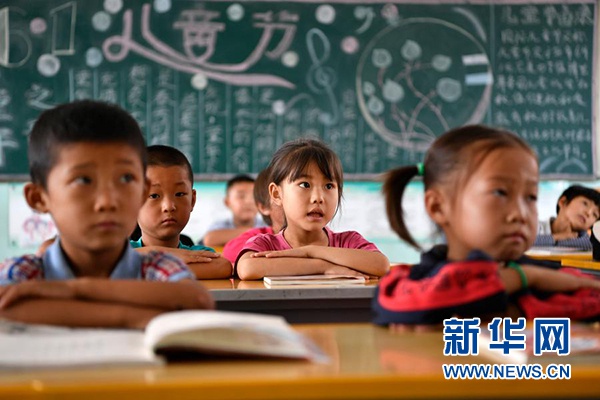 在宁夏银川市永宁县闽宁镇原隆村原隆小学,一年级的孩子们在上课(2019年9月3日摄)。新华社记者 王鹏 摄