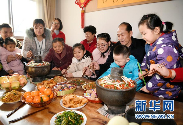 大年三十,在宁夏银川市永宁县闽宁镇福宁村,谢兴昌(右二)和家人一起吃团圆饭(2020年1月24日摄)。新华社记者 王鹏 摄