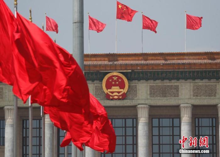 资料图:天安门广场上红旗飘扬。 中新社记者 杜洋 摄