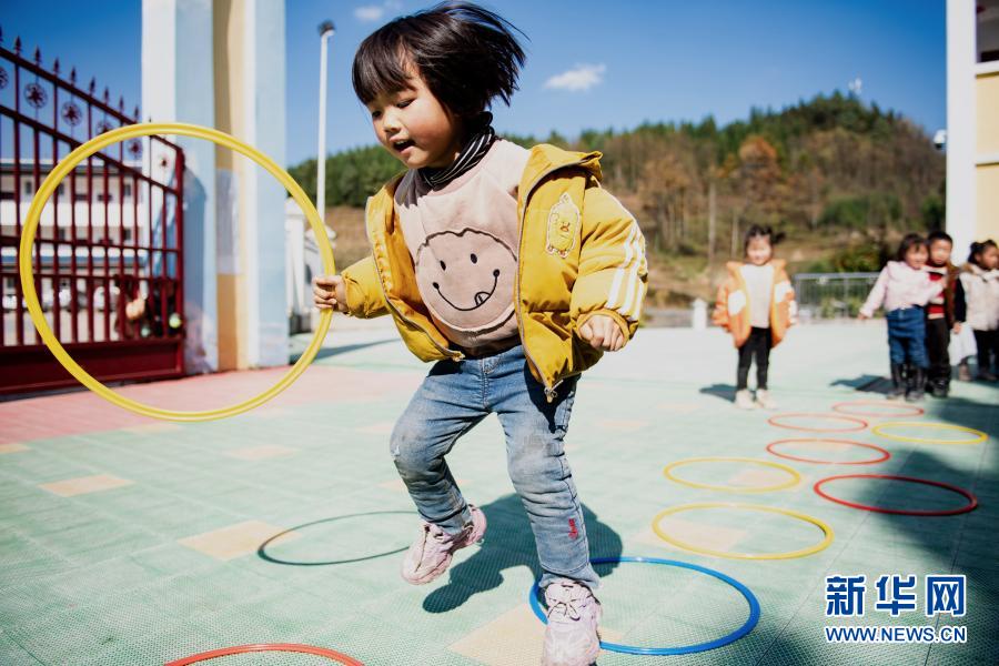 云南省镇雄县以古镇岩洞脚村幼儿园的孩子在操场上玩耍(2020年11月11日摄)。新华社记者 王冠森 摄