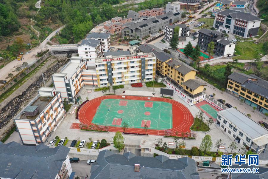 这是2020年4月拍摄的位于重庆石柱土家族自治县华溪村的中益乡小学全貌。新华社记者 刘潺 摄