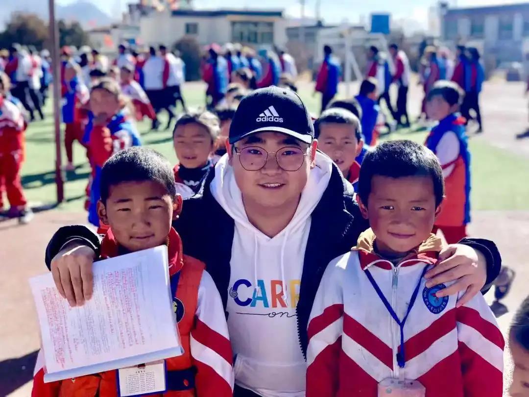 王德伟和西藏自治区日喀则市上海实验学校的孩子们在一起