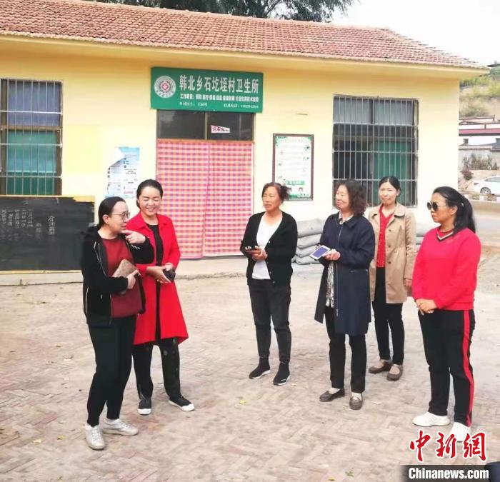 资料图。杨林花(左一)在石圪垤村调研。 受访者供图