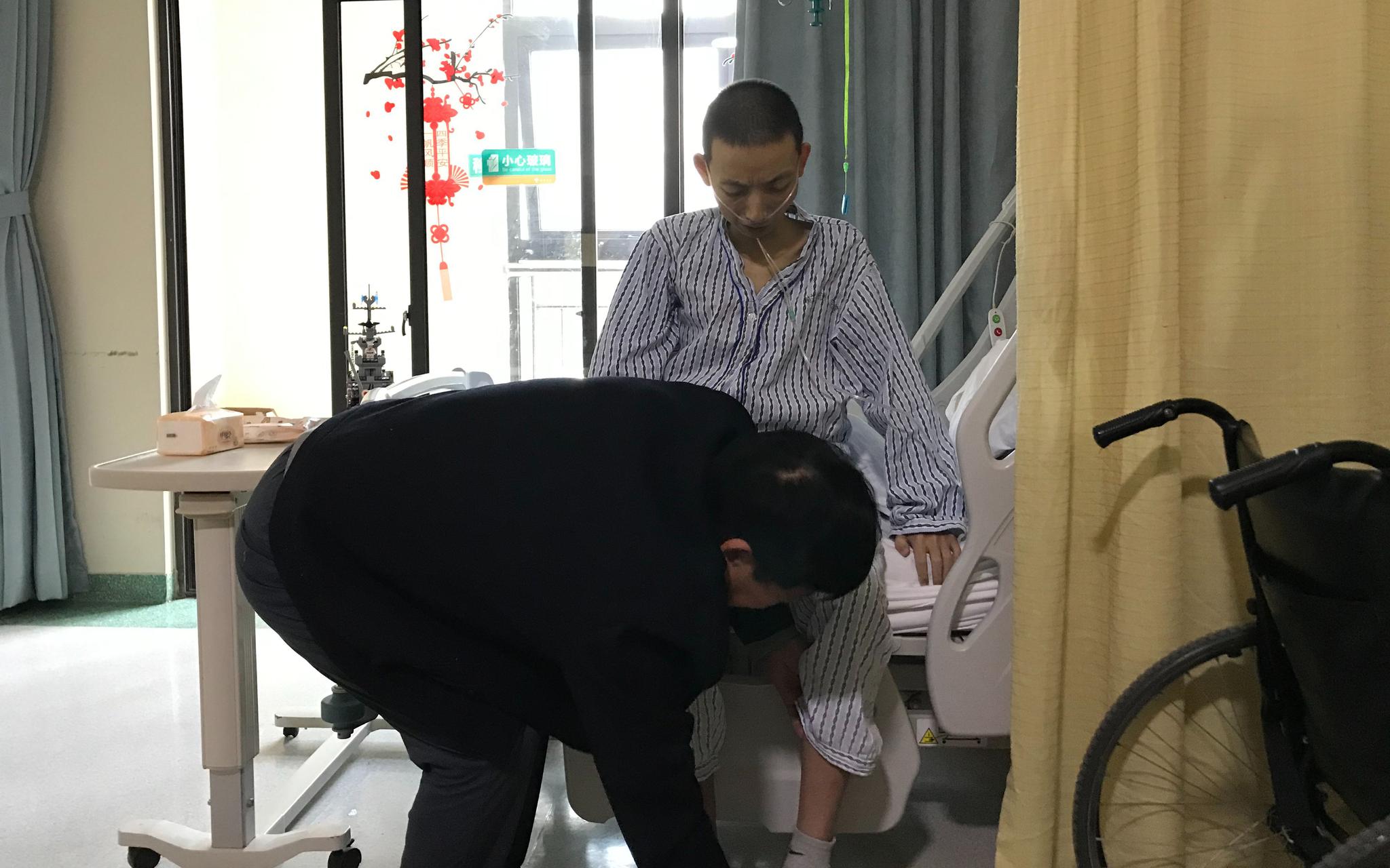 2月21日,郭希宽在杭州某医院病房内照顾姚策。新京报记者 张惠兰 摄