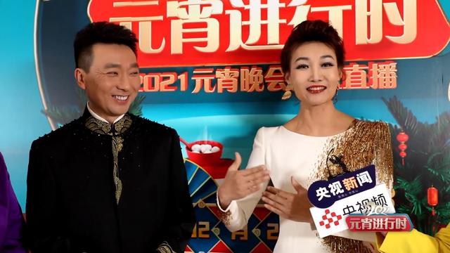 央视百名主持人元宵同框,康辉李梓萌回归,朱迅张蕾穿中国红霸气