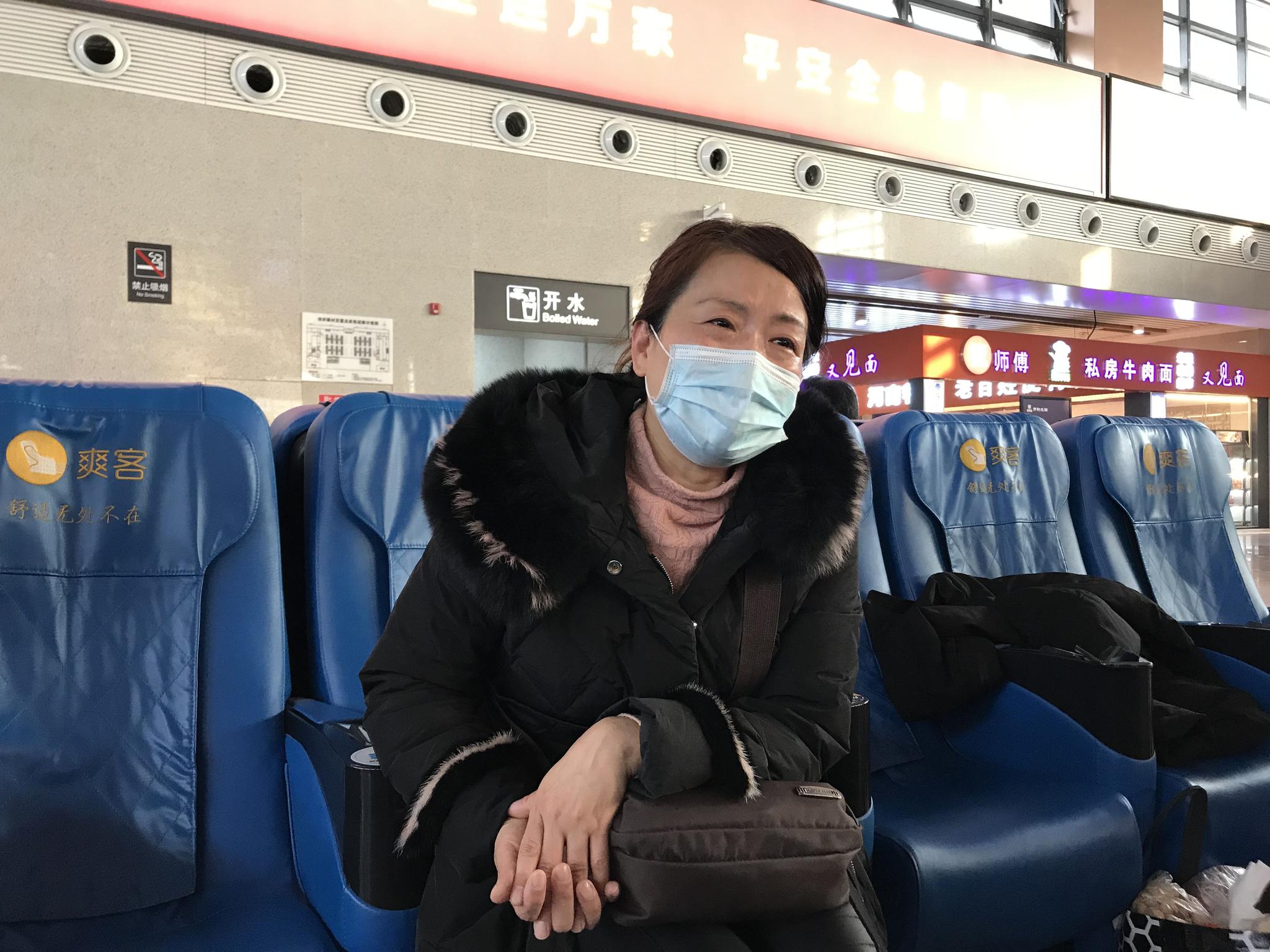 1月26日,许敏在开封高铁站接受采访。新京报记者 张惠兰 摄