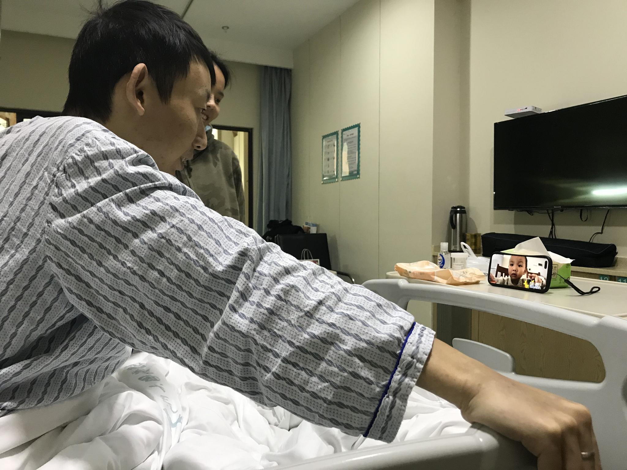 1月24日,姚策在杭州某治疗时医院与儿子视频。新京报记者 张惠兰 摄