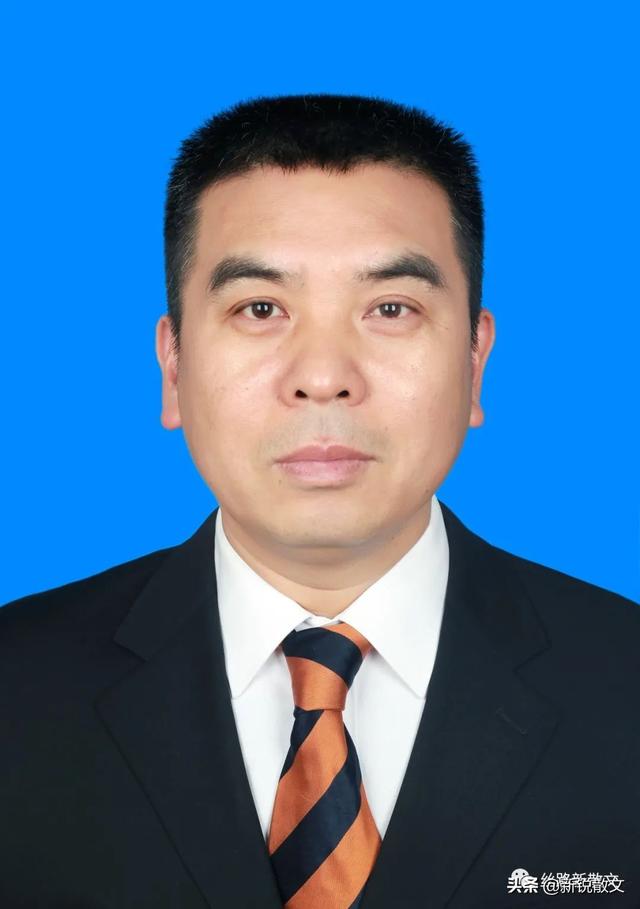 和妻子去散步,在不常走的胡同里,发现了一棵与众不同的爬山虎休闲区蓝鸢梦想 - Www.slyday.coM 和妻子去散步,在不常走的胡同里,发现了一棵与众不同的爬山虎休闲区蓝鸢梦想 - Www.slyday.coM