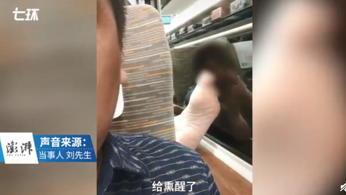 女子高铁上脱鞋搁窗台,前排乘客被熏醒!网友:隔着屏幕都仿佛有味道休闲区蓝鸢梦想 - Www.slyday.coM 女子高铁上脱鞋搁窗台,前排乘客被熏醒!网友:隔着屏幕都仿佛有味道休闲区蓝鸢梦想 - Www.slyday.coM