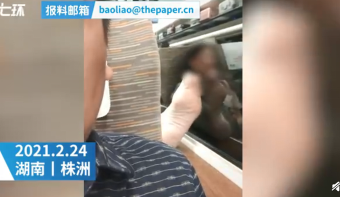 女子高铁上脱鞋搁窗台,前排乘客被熏醒!网友:隔着屏幕都仿佛有味道休闲区蓝鸢梦想 - Www.slyday.coM 女子高铁上脱鞋搁窗台,前排乘客被熏醒!网友:隔着屏幕都仿佛有味道休闲区蓝鸢梦想 - Www.slyday.coM