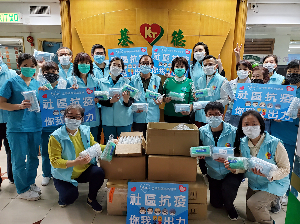 陈勇与义工们派发口罩、酒精洗手液等抗疫物资