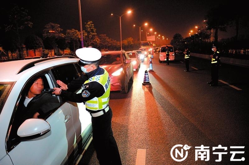 南宁警方开展大规模酒驾毒驾查缉行动。记者宋延康摄