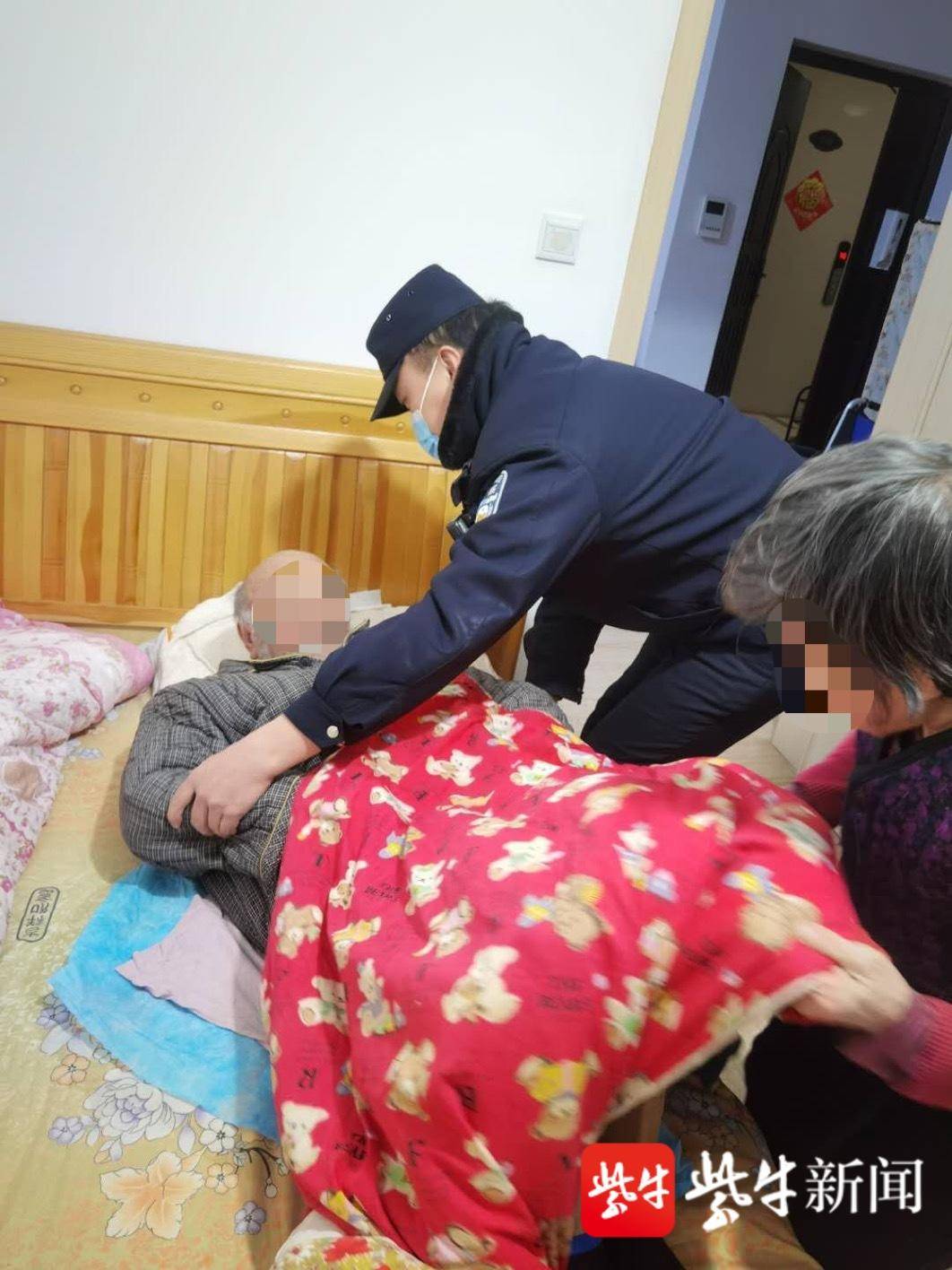 凌晨八旬瘫痪老人从床上滚落地下,老伴无力扶起报警求助