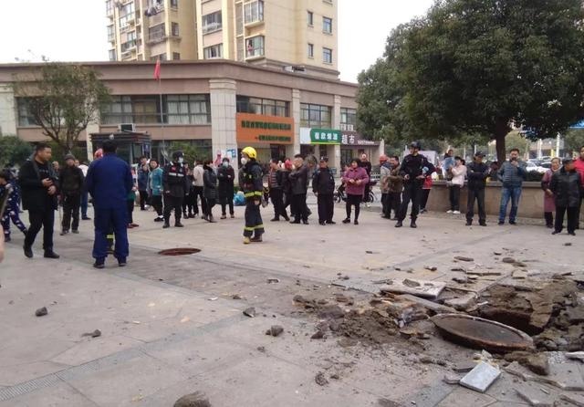 俩“熊孩子”将鞭炮扔进下水道,多处窨井盖炸飞飞到3层楼高休闲区蓝鸢梦想 - Www.slyday.coM 俩“熊孩子”将鞭炮扔进下水道,多处窨井盖炸飞飞到3层楼高休闲区蓝鸢梦想 - Www.slyday.coM