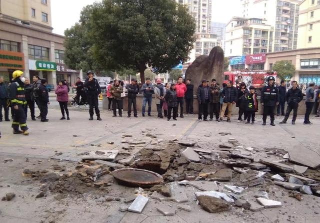 俩“熊孩子”将鞭炮扔进下水道,多处窨井盖炸飞飞到3层楼高休闲区蓝鸢梦想 - Www.slyday.coM 俩“熊孩子”将鞭炮扔进下水道,多处窨井盖炸飞飞到3层楼高休闲区蓝鸢梦想 - Www.slyday.coM