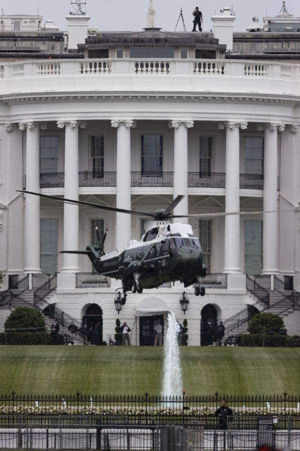 在美国首都华盛顿，美国总统特朗普乘直升机离开白宫。（新华社）