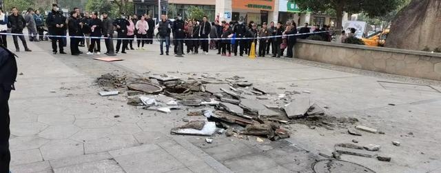 俩“熊孩子”将鞭炮扔进下水道,多处窨井盖炸飞飞到3层楼高休闲区蓝鸢梦想 - Www.slyday.coM 俩“熊孩子”将鞭炮扔进下水道,多处窨井盖炸飞飞到3层楼高休闲区蓝鸢梦想 - Www.slyday.coM