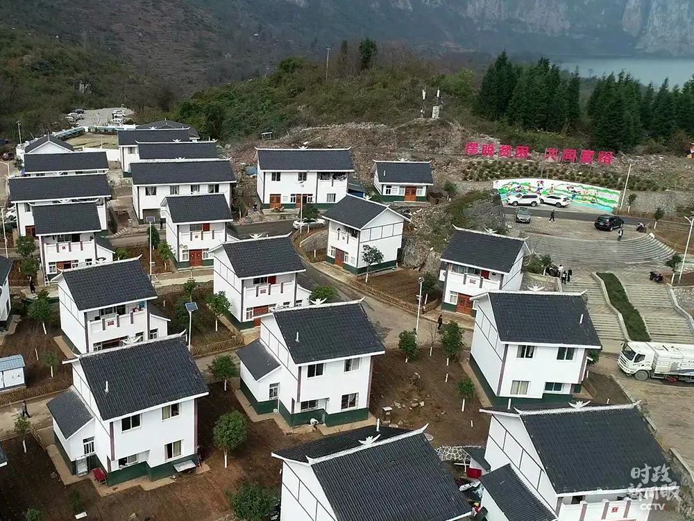 △化屋村2014年时有建档立卡贫困人口145户661人。2019年底贫困人口已清零。这是化屋村易地搬迁安置后的新房。(总台央视记者安楠拍摄)