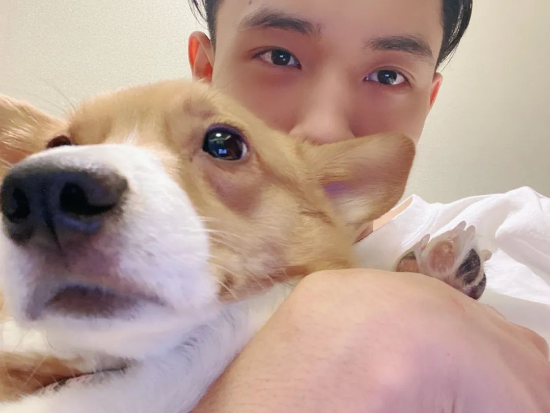 「茶艺男孩」拍照篇衬衫领带不一定非要搭上西装,系的板板正正.