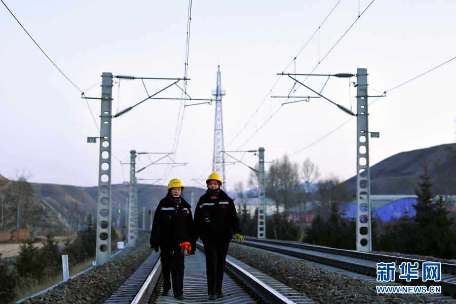   2月2日，在青藏铁路公司西宁供电段哈尔盖工区负责铁路线上，郭胜强（左）与罗露露在巡检接触网。