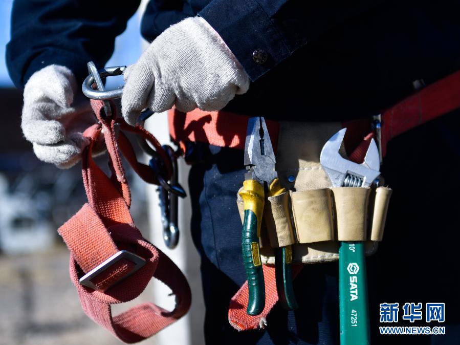   2月2日，在青藏铁路公司西宁供电段哈尔盖工区负责铁路线上，郭胜强在检查工具。新华社记者 张龙 摄