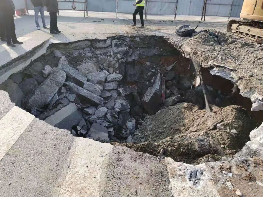 北京房山一道路路侧现山体塌方隐患，危险岩体被及时卸载_京报网