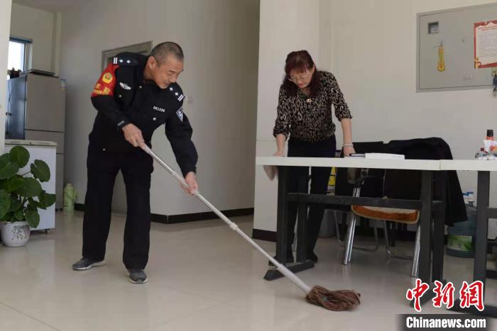 工作之余,夫妻二人还在警务区门前种了花草,后院开辟了一片小菜地,养了几只狗,生活平淡而温馨。受访者供图