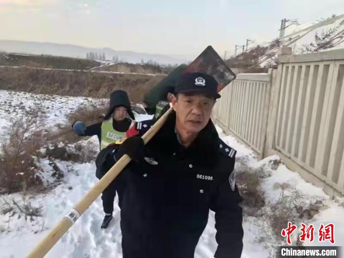 巡线5—10公里,检查沿线护网和治安隐患……这是张献忠每天都要进行的巡线工作。受访者供图
