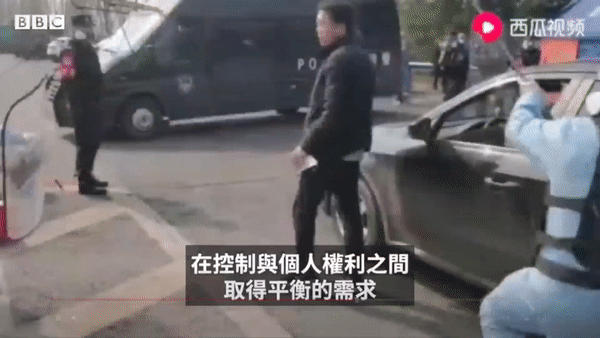 △這段一個人腦袋被一網(wǎng)兜兜住并栽倒的視頻,我們找到了完整版。它的前因后果是這樣的:特警要求司機(jī)下車配合檢查無果,司機(jī)一腳油門企圖“沖卡”,被攔下后,又脫了口罩罵警察,于是被“制服”。