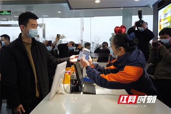 市民用数字人民币为爱车加油。