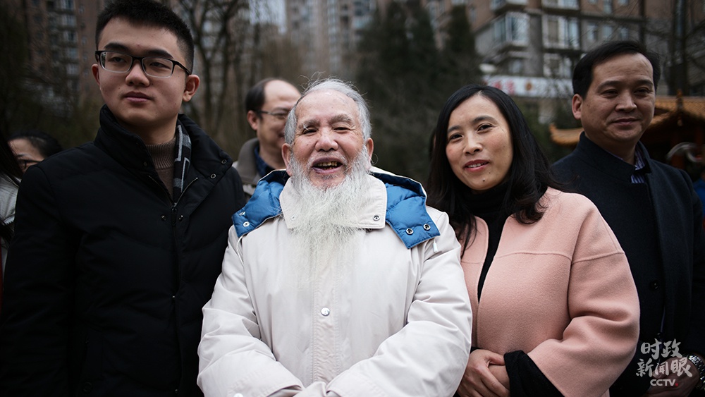 △金元社区83岁的唐维明老人说:“见到总书记很兴奋,很幸运,本年过年更开心喽!”(总台央视记者彭汉明拍摄)