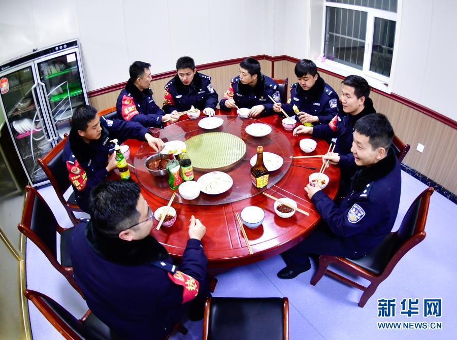 2月4日,沱沱河站派出所民警在吃饺子。新华社记者 张龙 摄