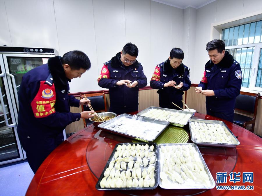 2月4日,沱沱河站派出所民警在包饺子。新华社记者 张龙 摄