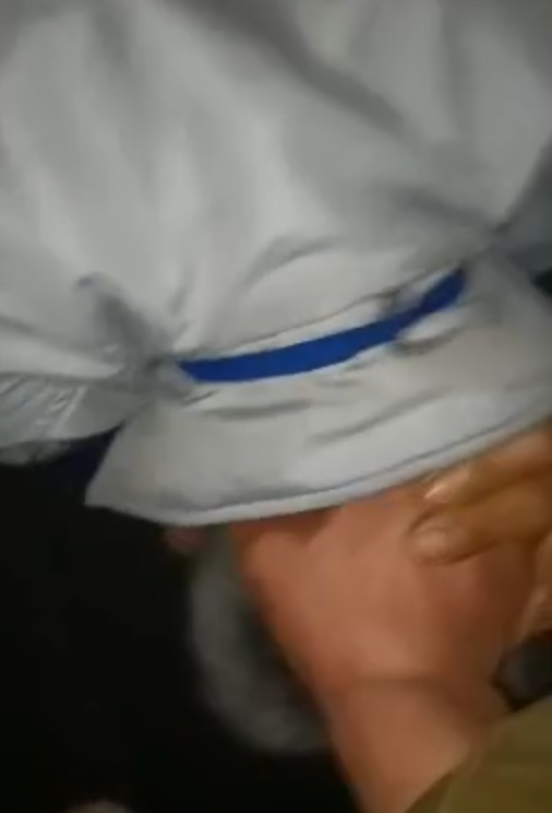 男子自称“贤哥”持菜刀逼老人当街对其下跪,被警方抓获休闲区蓝鸢梦想 - Www.slyday.coM 男子自称“贤哥”持菜刀逼老人当街对其下跪,被警方抓获休闲区蓝鸢梦想 - Www.slyday.coM