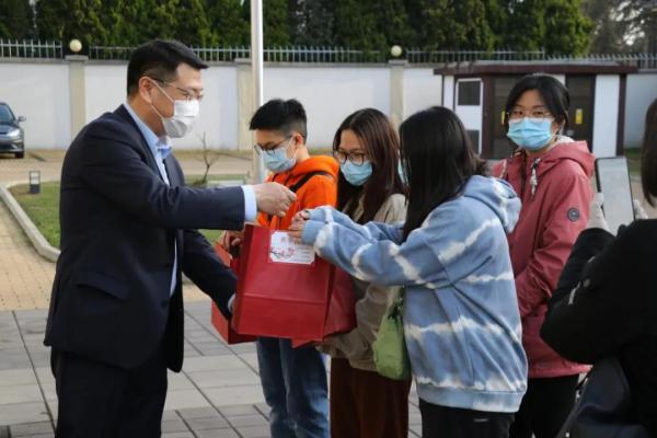 驻塞尔维亚使馆向在塞困难同胞和留学生发“春节包”