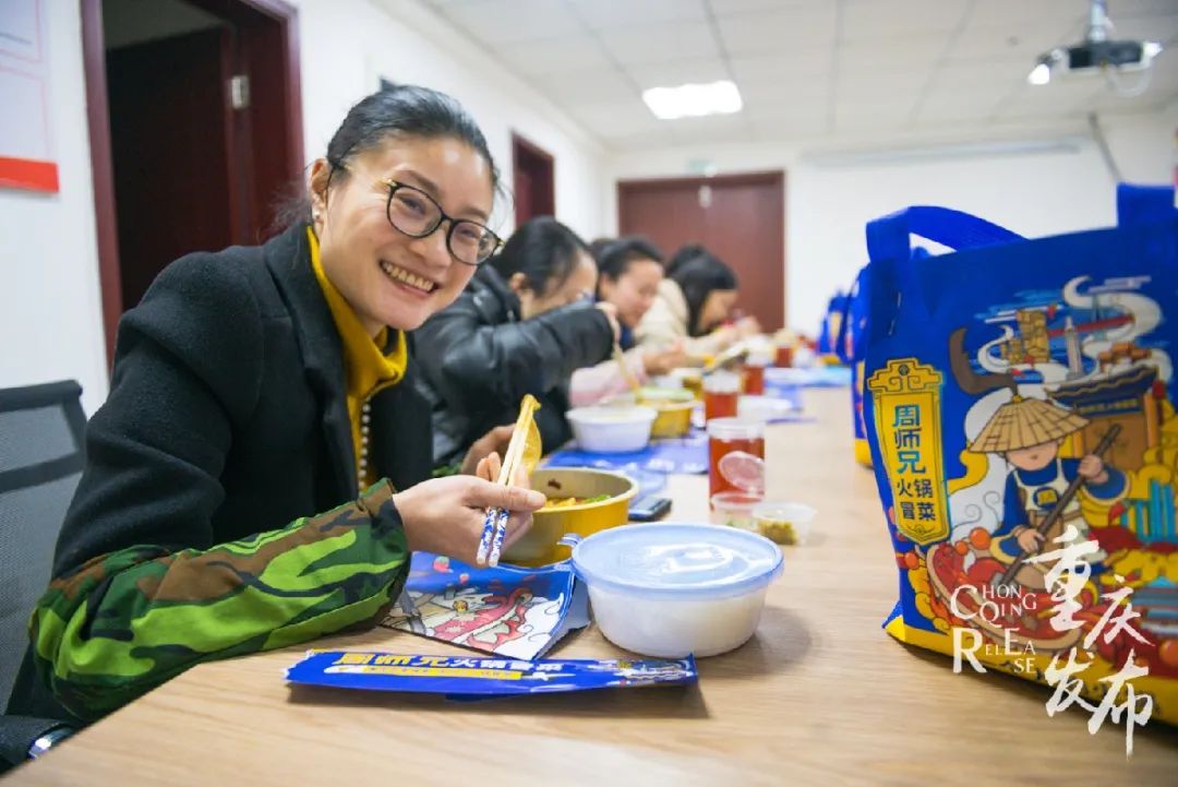 社区事情者品尝火锅 邹乐 摄