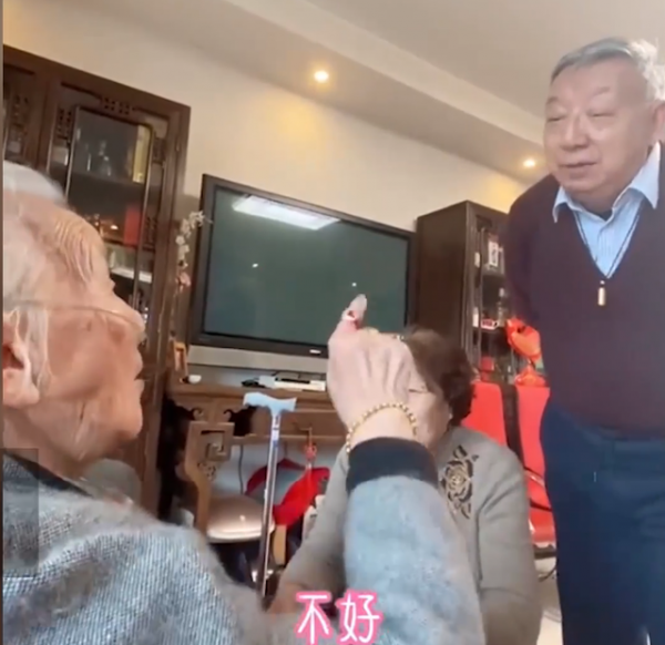 108岁丈母娘和80岁女婿!上海这对“高龄组合”的互怼日常,让全国人民羡慕了!休闲区蓝鸢梦想 - Www.slyday.coM 108岁丈母娘和80岁女婿!上海这对“高龄组合”的互怼日常,让全国人民羡慕了!休闲区蓝鸢梦想 - Www.slyday.coM