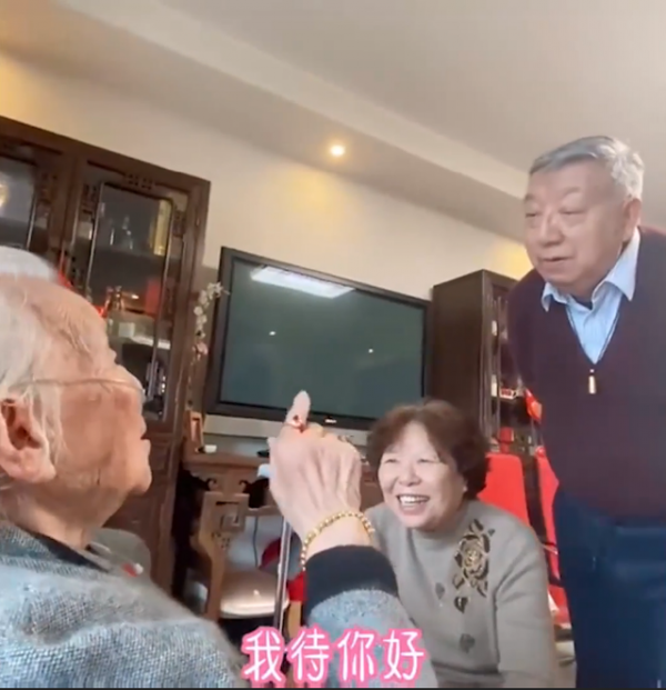 108岁丈母娘和80岁女婿!上海这对“高龄组合”的互怼日常,让全国人民羡慕了!休闲区蓝鸢梦想 - Www.slyday.coM 108岁丈母娘和80岁女婿!上海这对“高龄组合”的互怼日常,让全国人民羡慕了!休闲区蓝鸢梦想 - Www.slyday.coM