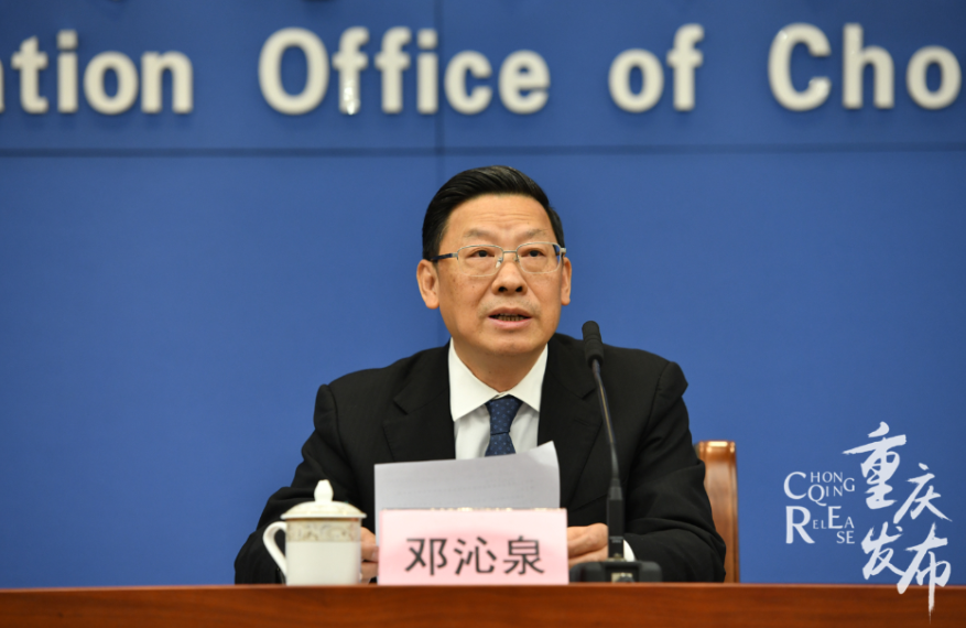 邓沁泉回覆记者提问邹乐 摄