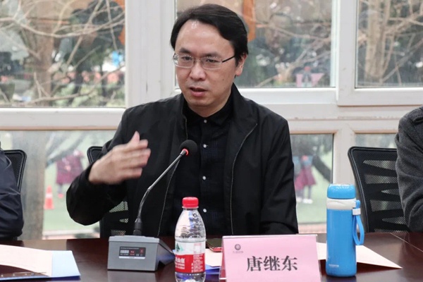礼嘉中学校长唐继东介绍学校发展情况及规划.