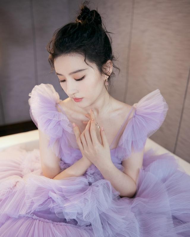 刘亦菲4月刊封面紫色鱼骨辫造型酷飒十足神仙姐姐颜值太绝了