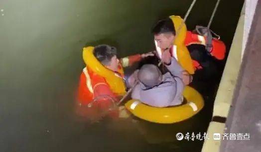 疑因感情纠纷,济南一男子深夜跳河轻生,抓住水中石像休闲区蓝鸢梦想 - Www.slyday.coM 疑因感情纠纷,济南一男子深夜跳河轻生,抓住水中石像休闲区蓝鸢梦想 - Www.slyday.coM