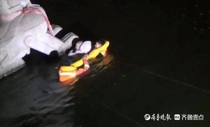 疑因感情纠纷,济南一男子深夜跳河轻生,抓住水中石像休闲区蓝鸢梦想 - Www.slyday.coM 疑因感情纠纷,济南一男子深夜跳河轻生,抓住水中石像休闲区蓝鸢梦想 - Www.slyday.coM