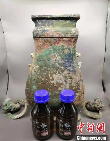 垣曲北白鹅墓地出土的铜壶。山西省考古研究院供图