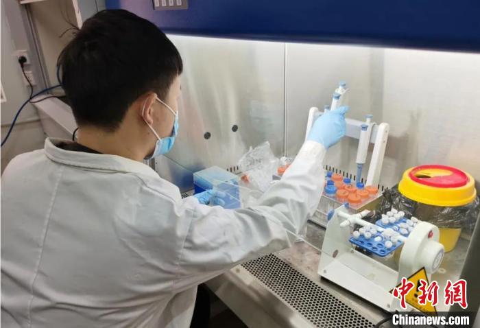 科研人员提取有机残留物。山西省考古研究院供图