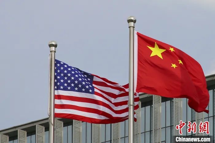 资料图:中国国旗和美国国旗.图片来源:人民视觉