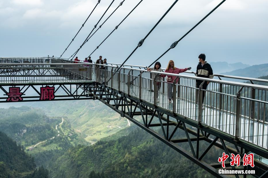 重庆公园全透明玻璃桥 transparent glass bridge in chongqing park