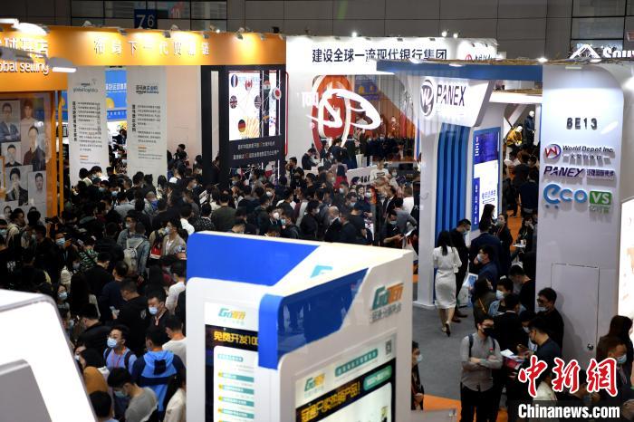 估计有逾25000名来自天下各地的专业客商到会。王东明 摄